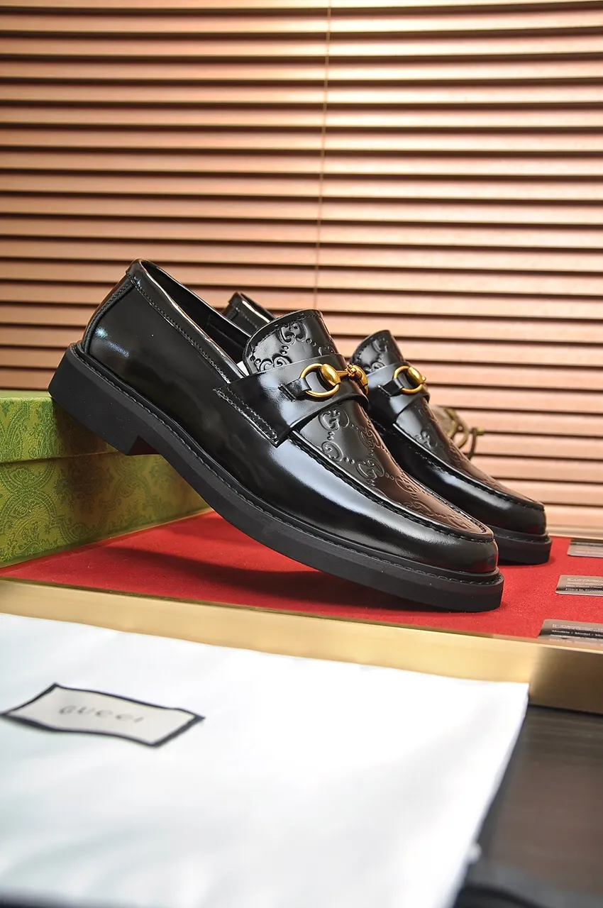 Men's shoes💰540💶Italy's top luxury men's shoe giant (GUCCI) (Gucci) (full cowhide lining) new arrival🍃Original European style🔰 Pleasant to the eye😍In order to make the shoes more durable and non-deformable🌀The production continues to follow traditional methods but there is still no lack of innovation💪Choose original sheepskin for the leather♻️ Smooth and natural And extra bright ⭐Made of imported cowhide, the first choice of rich people 38-45 (45 customized)